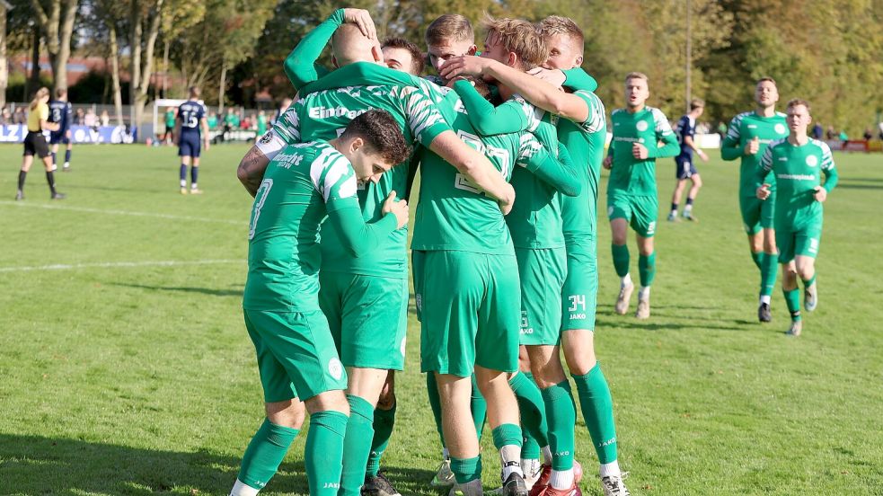 Die Ihlower Fußballer dürften sich am Sonntag über die am grünen Tisch gewonnenen Punkte aus Emden gefreut haben. Sie verteidigten Platz eins. Dicht dahinter folgt der TSV Riepe. Foto: Wilfried Gronewold