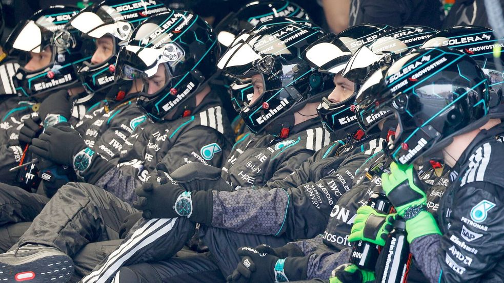 Die Mercedes-Crew hätte wohl gern auf die Zwangspause verzichtet. Foto: Franck Robichon