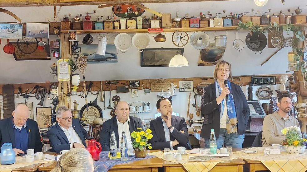 Der Großefehntjer Bürgermeister Erwin Adams (von links), Landrat Olaf Meinen, Ortbürgermeister Wolfgang Dirksen sowie Heiko Onnen von der BI (rechts) äußerten die Wrissmer Anliegen gegenüber dem Landtagsabgeordneten Nico Bloem (SPD) und Staatssekretärin Frauke Patzke. Foto: Karin Böhmer