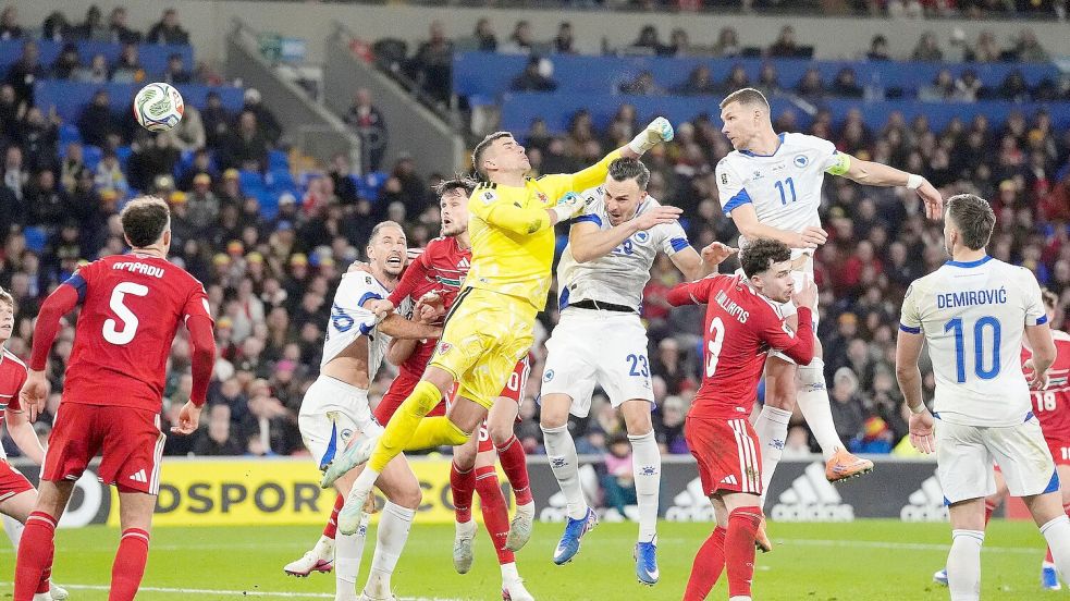 Edin Dzeko (r. oben) glich im Playoff-Halbfinale für Bosnien-Herzegowina aus. (Archivbild) Foto: Nick Potts/PA Wire/dpa