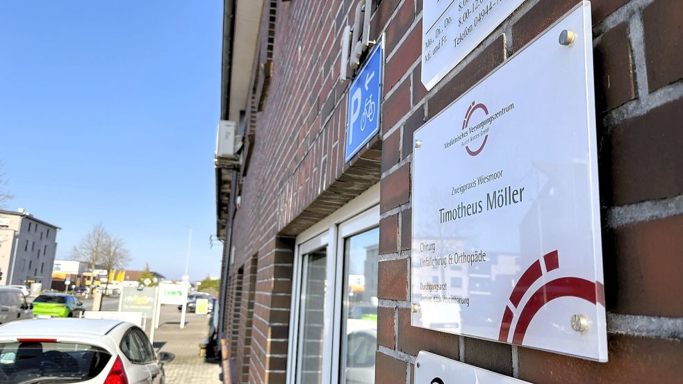 Das MVZ-Schild hängt noch an der Hauswand an der Hauptstraße in Wiesmoor – im Inneren läuft die unfallchirurgisch-orthopädische Praxis inzwischen als eigenständige Praxis von Tim Möller weiter. Foto: Nicole Böning