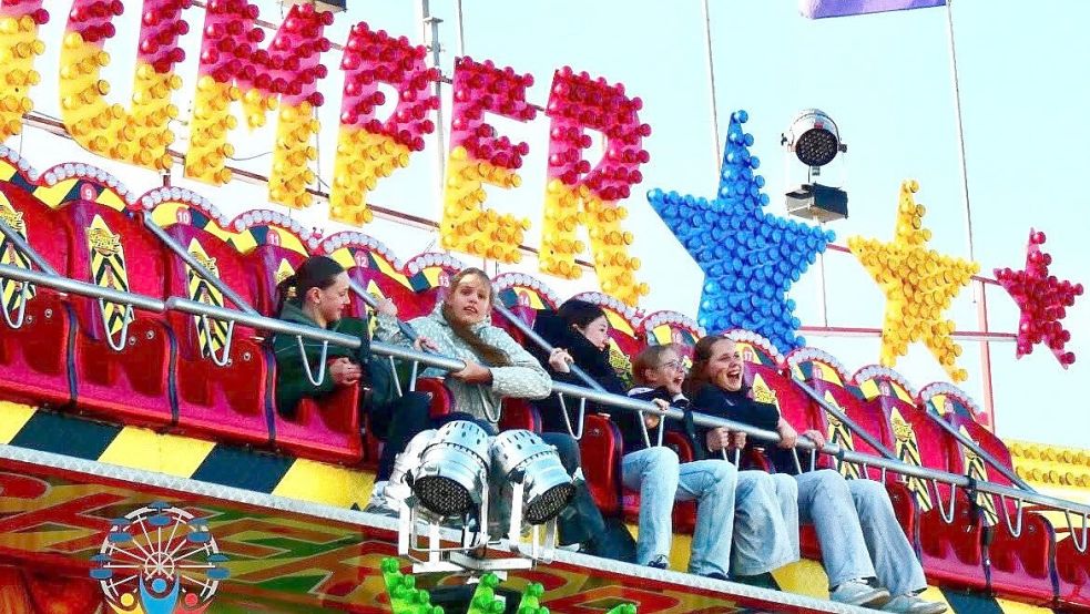 Der Ostermarkt in Aurich bietet eine Vielzahl an abwechslungsreichen Fahrgeschäften. Fotos: Privat