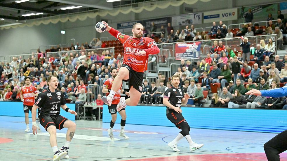 Hoch hinaus sprang OHV-Spieler Nerdin Vunic und setzte zum Torwurf an. Er traf fünfmal gegen den ASV Hamm-Westfalen. Vunic schied in der Schlussphase des Heimspiels aus, seine Mitspieler brachten aber den Erfolg über die Zeit. Foto: Jens Doden (Blomberg)