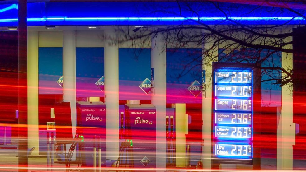 An den Tankstellen sind die Spritpreise über die Marke von zwei Euro gestiegen (Archivbild) Foto: Hendrik Schmidt