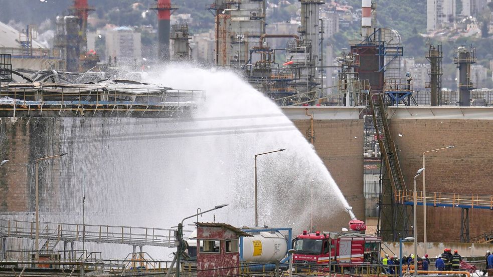 Eine Raffinerie im israelischen Haifa wurde Ziel eines iranischen Raketenangriffs. Foto: Ariel Schalit