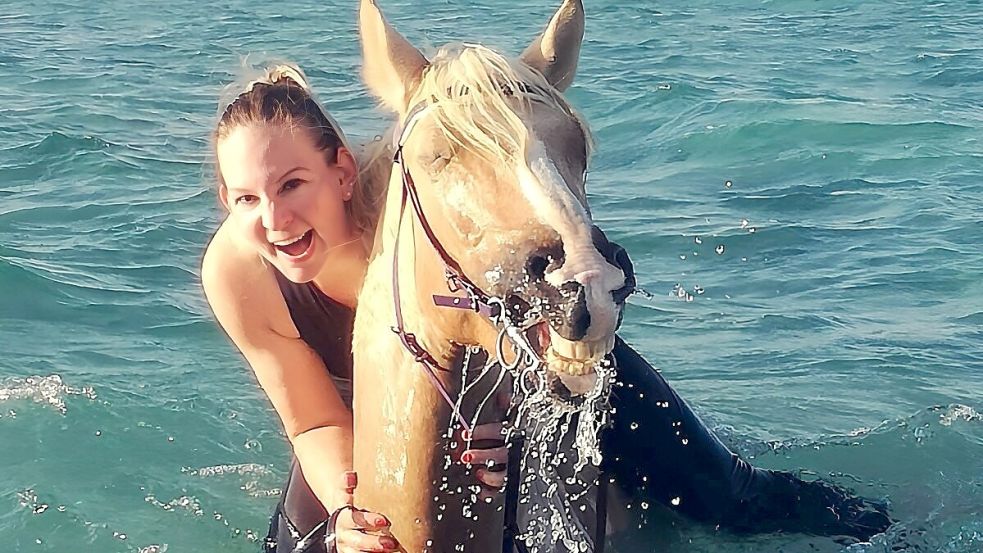 Julia Post mit ihrem Wallach „Bahir“. Er war einst sehr jung zum Dasein als Kutschpferd gezwungen und wurde von der Hilfsorganisation vor Ort gerettet. Foto: privat