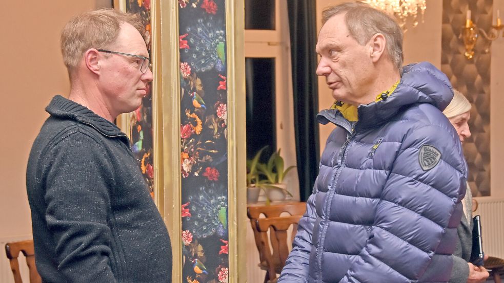 Zwei, die sich politisch neu orientieren: Heiko Poppinga (links, bisher CDU) und Hajo Janssen, der vor Kurzem die Wählergruppe „Moin“ verließ und sich der SPD anschloss, am Rande einer Sitzung des Brookmerlander Samtgemeinderats 2024. Foto: Thomas Dirks