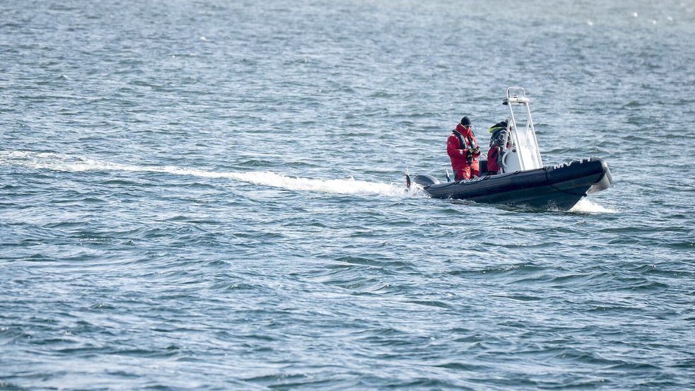 Die Polizei war auf der Ostsee unterwegs, um den Buckelwal zu betreuen. Foto: Philip Dulian