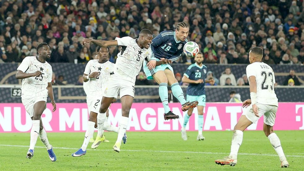 Leroy Sané bereitet das Siegtor mit einer Kopfballvorlage vor. Foto: Christian Charisius/dpa