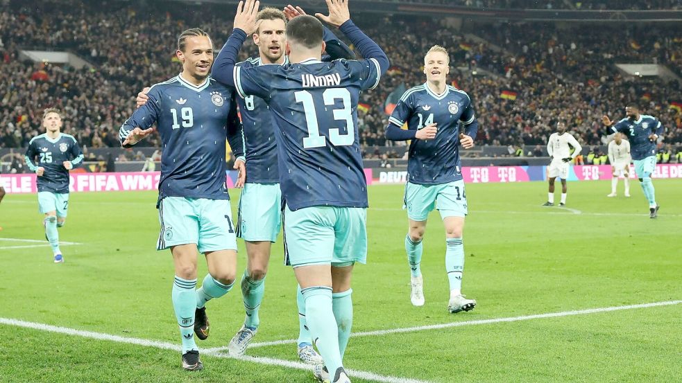 Leroy Sané (l) jubelt mit Leon Goretzka und Torschütze Deniz Undav nach dem späten Siegtor gegen Ghana. Foto: Christian Charisius/dpa