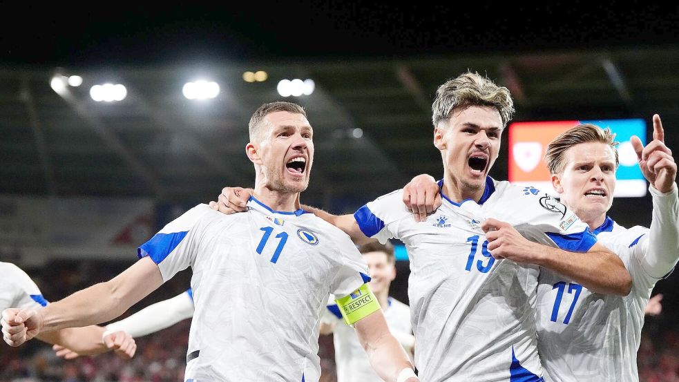 Edin Dzeko (l) soll Bosnien zur WM schießen. (Archivbild) Foto: Nick Potts