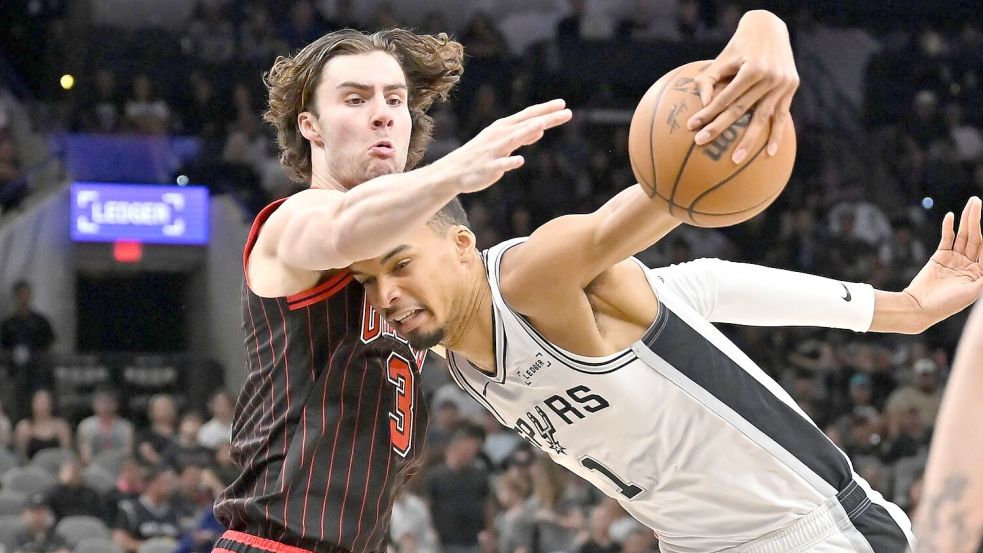 Victor Wembanyama (rechts) kam auf zehn Punkte und zehn Rebounds - in weniger als neun Minuten. Foto: Darren Abate