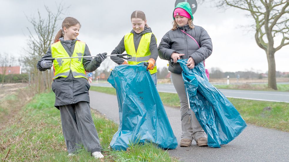 An Moortunweg in Leezdorf dieses drei junge Müllsammlerinnen eigeninitiativ unterwegs. Foto: Folkert Bents