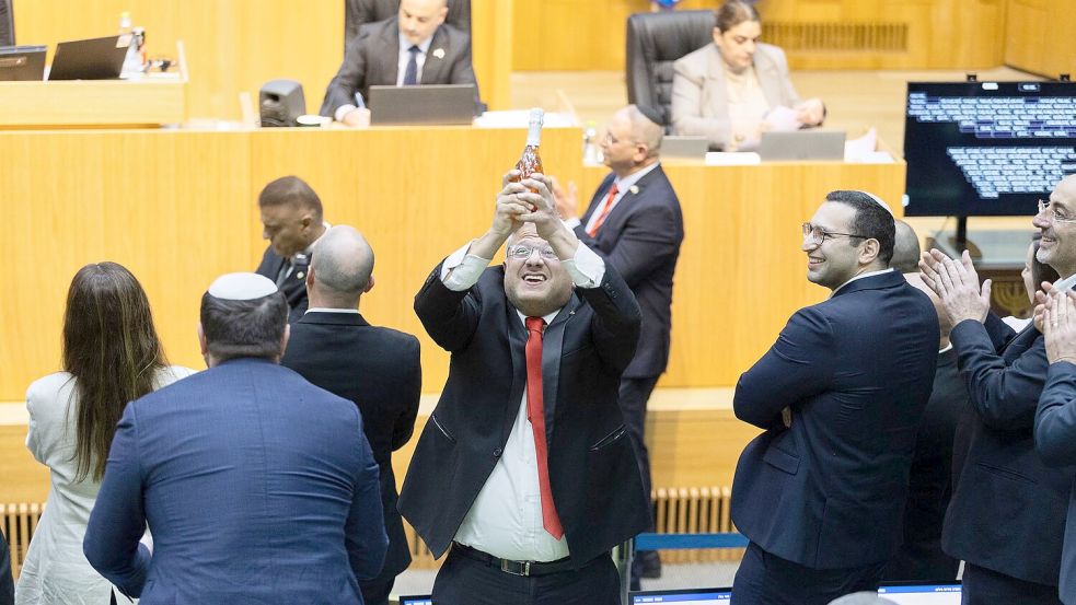 Israels rechtsextremer Polizeiminister feiert mit anderen Abgeordneten die Billigung eines Gesetzes über die Einführung der Todesstrafe für Terroristen. Foto: Itay Cohen