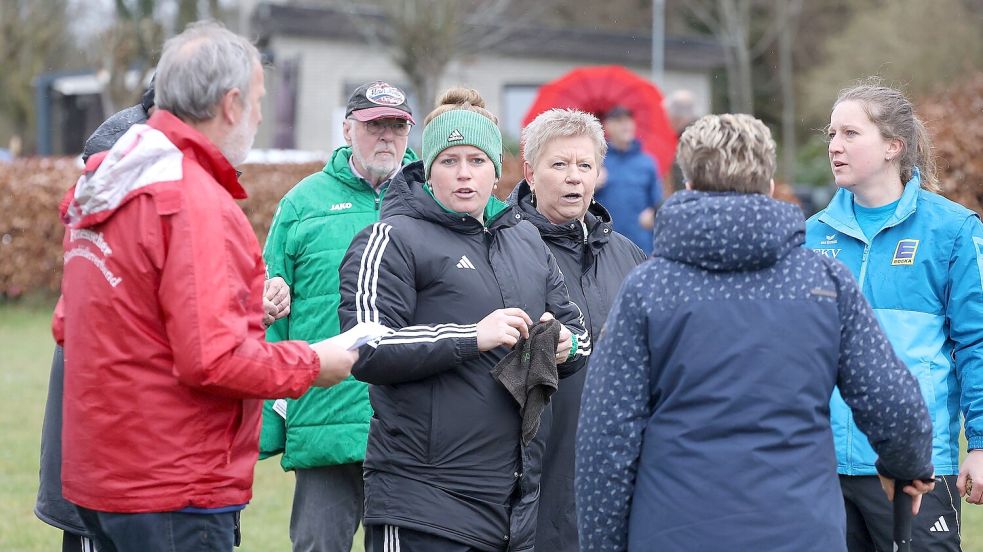 Irritationen beim Start: Ein Team aus dem Oldenburger Lager wollte nicht, dass ihre Starterin zusammen in eine Paarung mit Anke Klöpper (Dritte von links) kommt. Bianca Brunken aus Theener (rechts) vermittelte erfolgreich. Foto: Wilfried Gronewold