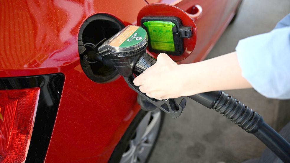 Die Spritpreise ziehen vor dem Inkrafttreten der erhofften Preisbremse etwas an. (Illustration) Foto: Philip Dulian