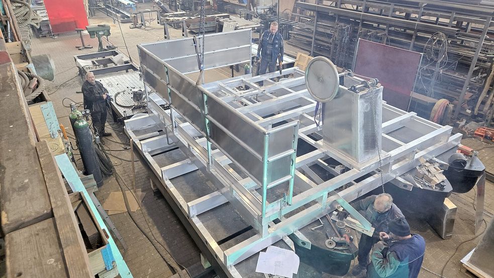 In der Voss Werft in Westerende wird derzeit die neue Pünte über das Fehntjer Tief gebaut. Foto: Voss Werft/Renko Ihnen