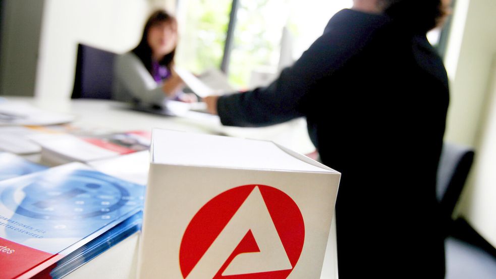 Beratung in einer Agentur für Arbeit: Bei jungen Menschen zeigt sich: Ohne Abschluss bleibt der Einstieg prekär. Foto: DPA