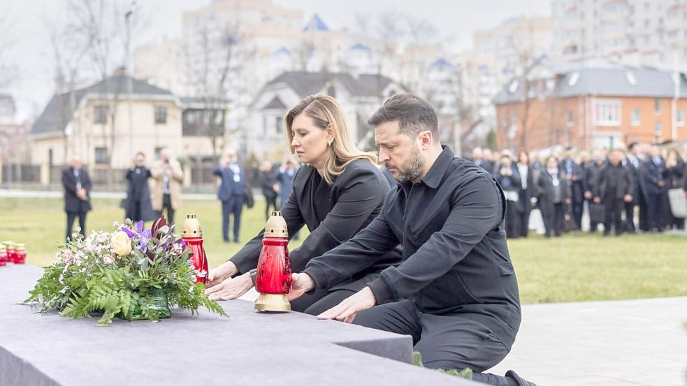 Der ukrainische Präsident Wolodymyr Selenskyj und seines Frau Olena gedenken der Opfer russischer Massaker in der Kleinstadt Butscha zu Beginn des Angriffskrieges 2022. Foto: Uncredited
