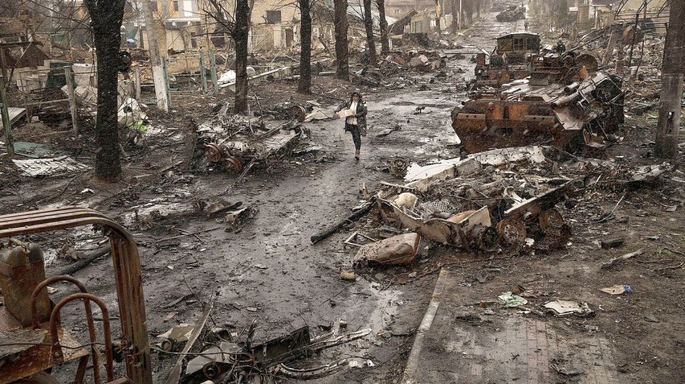 Kurz nach Kriegsbeginn hinterließen die russischen Besatzer in der ukrainischen Kleinstadt Butscha nahe der Hauptstadt Kiew ein Bild der Verwüstung. Foto: Rodrigo Abd/AP