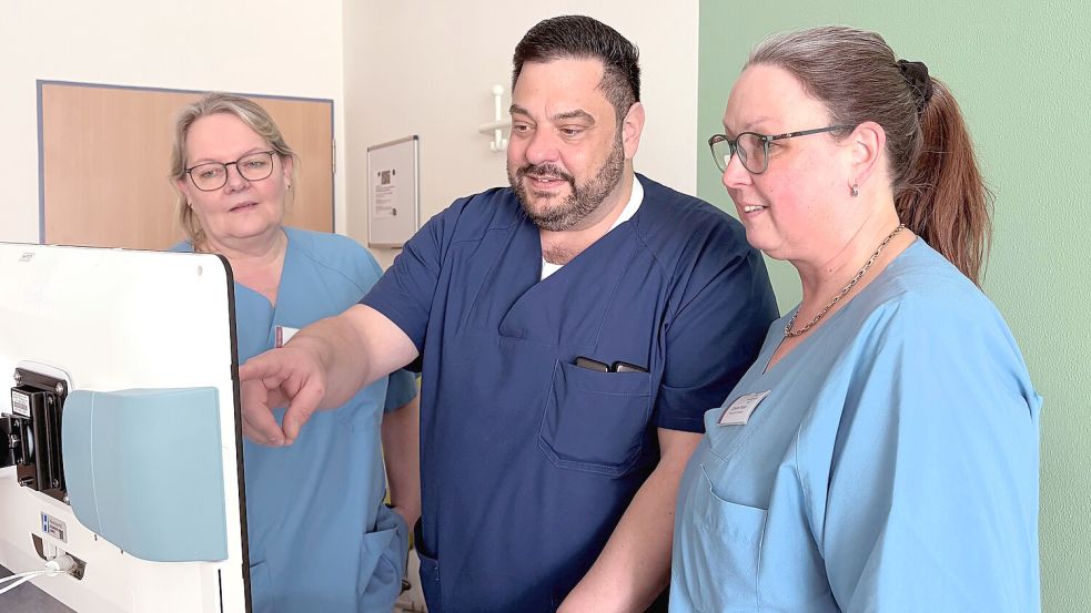 Sie arbeiten bei „Statamed“ eng zusammen (von links): Petra Focken, Pflegeüberleitung, Patrick Hofmann, leitender Arzt, und Claudia Pieper, Flying Nurse. Foto: Trägergesellschaft