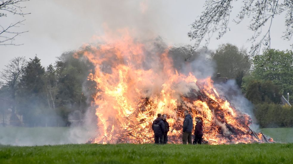 Osterfeuer sind auch im Brookmerland meist gesellige Ereignisse, wie auf diesem Foto aus dem vergangenen Jahr zu erkennen ist. Foto: Sarah Dirks