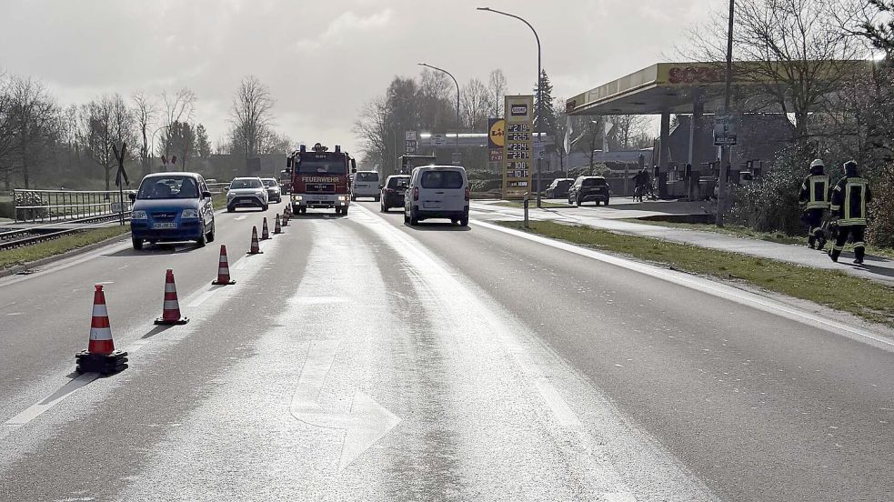 Die Einsatzkräfte sicherten eine Abbiegespur auf der Bundesstraße in Moordorf. Foto: Feuerwehr Victorbur