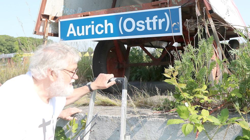 Im Juni 2023 brachten Helmut Wendt und seine Mitstreiter in Aurich ein symbolisches Bahnhofsschild an. Foto: Romuald Banik