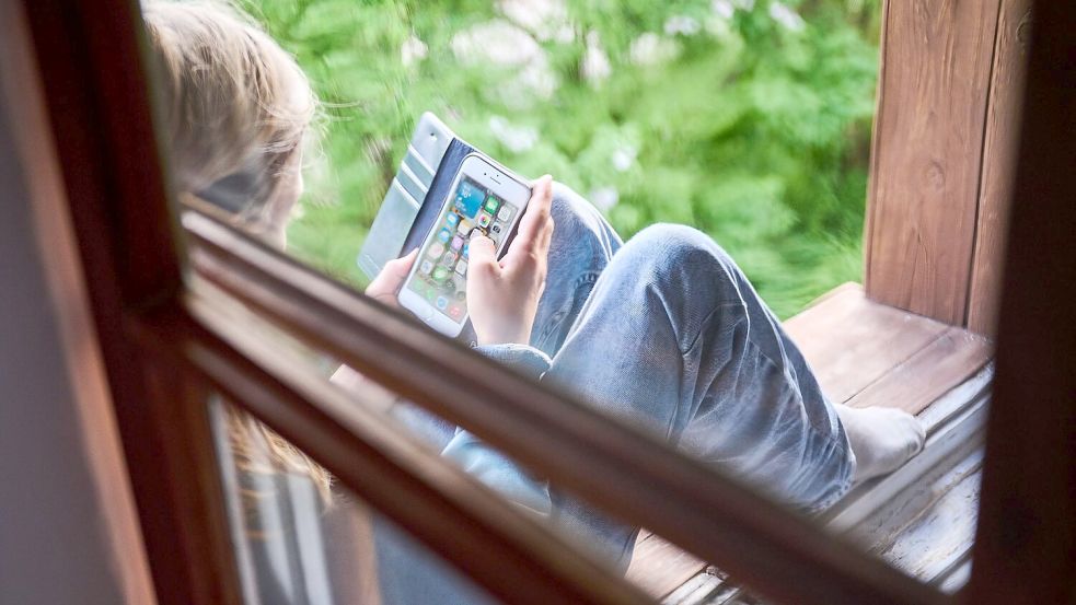 Frankreichs Präsident will ein Verbot sozialer Medien für Kinder und Jugendliche bis 15 Jahre zum nächsten Schuljahr. (Archivbild) Foto: Annette Riedl