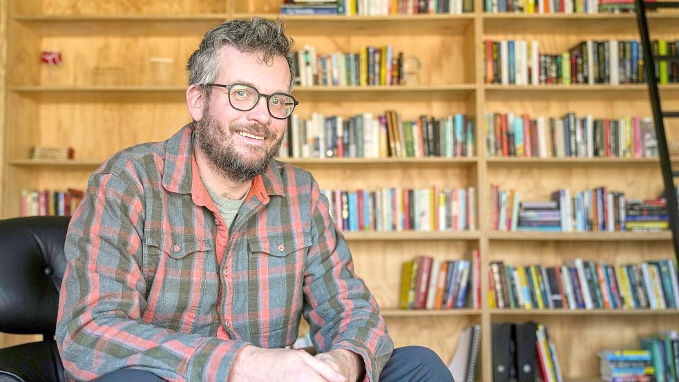 John Green wurde durch Jugendbücher wie „Das Schicksal ist ein mieser Verräter“ bekannt. (Archivbild) Foto: Michael Conroy