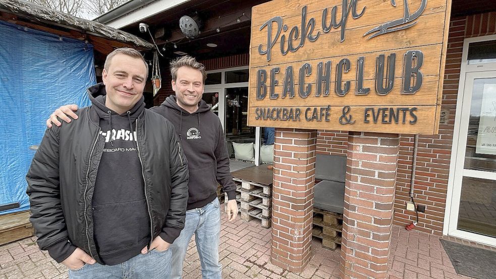 Stephan Adelmund (links) hat mit seinem neuen Geschäftspartner am Timmeler Meer, Christopher Krügerke, einige Neuerungen in petto. Foto: Karin Böhmer