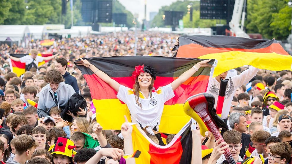 Dem Public Viewing in Deutschland steht auch bei späten WM-Spielen nichts im Wege. (Archivbild) Foto: Christoph Soeder/dpa
