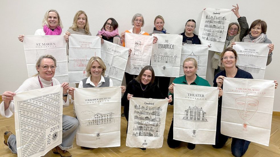 Viele Bestseller sind unter den Geschirrtüchern des Osnabrücker Lions Clubs Leonia. Am 4. April sind die aktuellen und auch alte Motive zu haben – auch das VfL-Stadion Bremer Brücke. Foto: Brigitte Salland