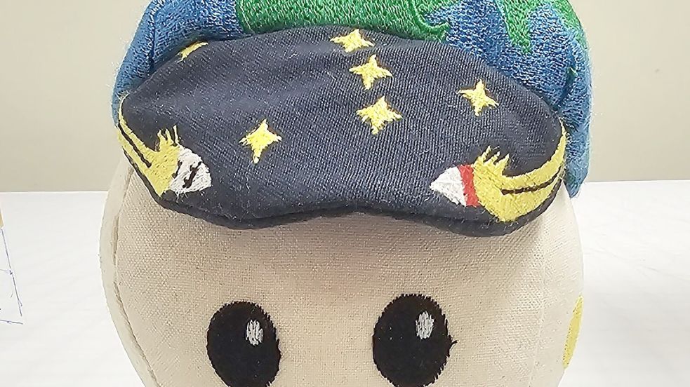 Das Schwerelosigkeits-Maskottchen „Rise“ begleitet die Mission „Artemis 2“. Foto: -/Nasa/dpa