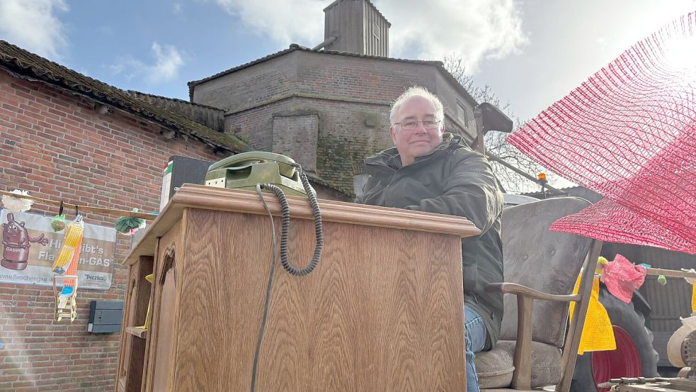 Zum Abschied in den Ruhestand wurde Friedrich Boerma auf einem Anhänger samt Büro-Ausstattung durch Riepe gezogen. Im Hintergrund ist die ehemalige Mühle auf dem Betriebsgelände des Landhandels Boerma zu sehen. Foto: Imke Cirksena