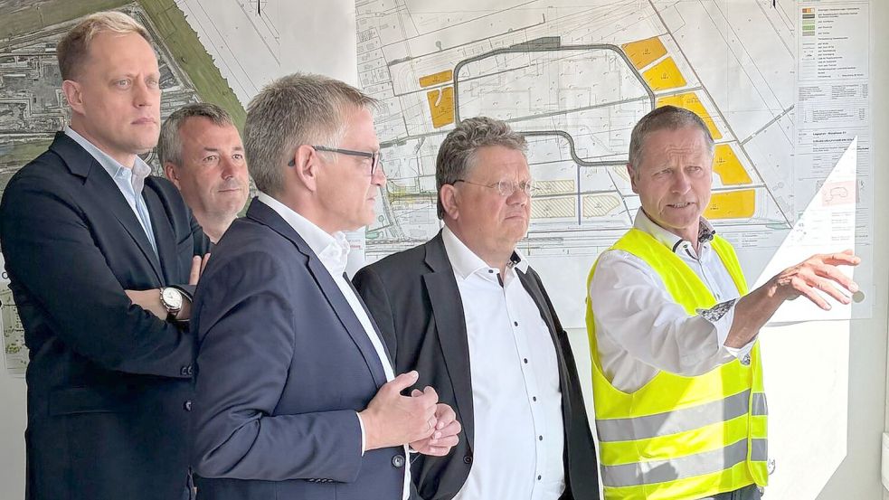 Im Frühjahr 2025 ließ sich Minister Dr. Andreas Philippi (2. von rechts) die Baustelle der Zentralklinik von Projektleiter Andreas Epple (rechts) erklären. Mit dabei waren (von rechts) Landrat Olaf Meinen und die SPD-Abgeordneten Johann Saathoff und Wiard Siebels. Foto: privat