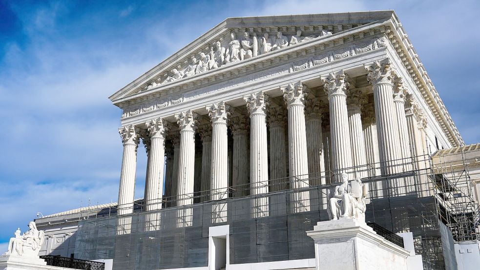 Vor dem Supreme Court wird mündlich verhandelt. (Archivbild) Foto: Julia Demaree Nikhinson/AP/dpa