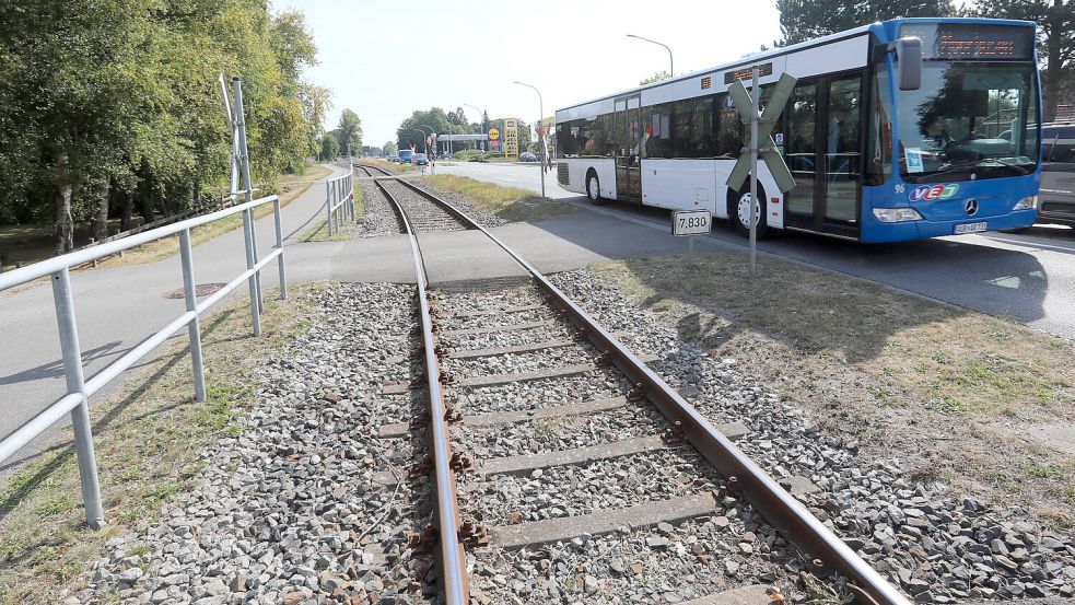 Die umstrittene Bahnstrecke führt parallel der Bundesstraße 72 direkt durch Moordorf.Foto: Romuald Banik