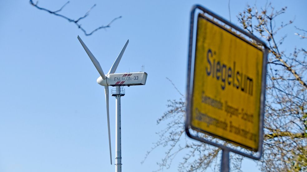 Seit 1993 dreht sich die Windkraftanlage vom Typ Enercon 33 westlich des Eetswegs in Siegelsum. Foto: Thomas Dirks