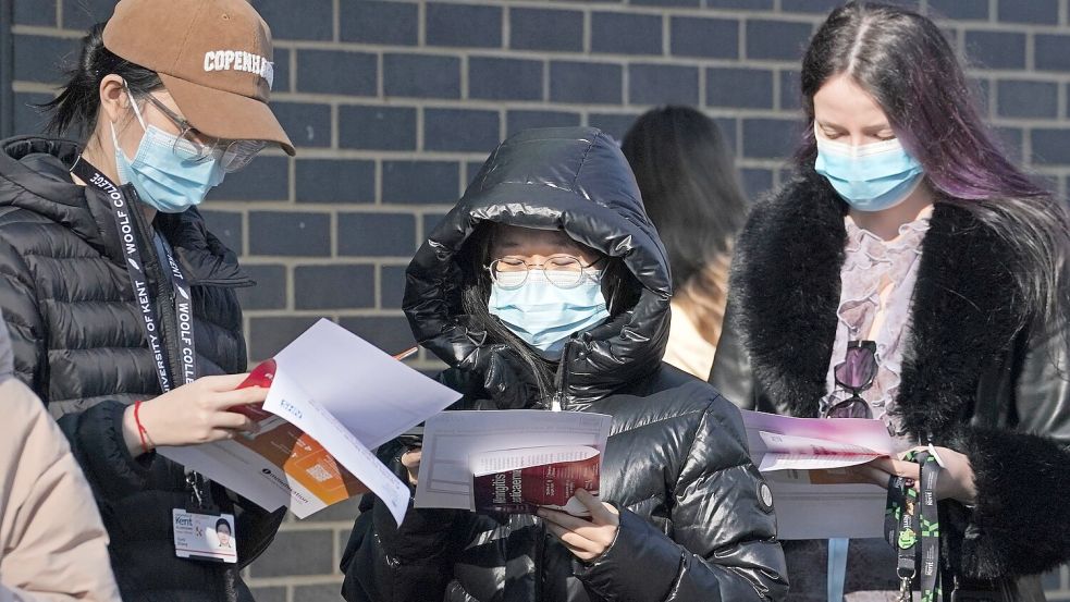 Nach dem Ausbruch von Meningitis in England stehen Studenten auf dem Campus der Universität von Kent in Canterbury Schlange, um Impfstoffe und Antibiotika zu erhalten. Foto: Gareth Fuller/PA Wire/dpa