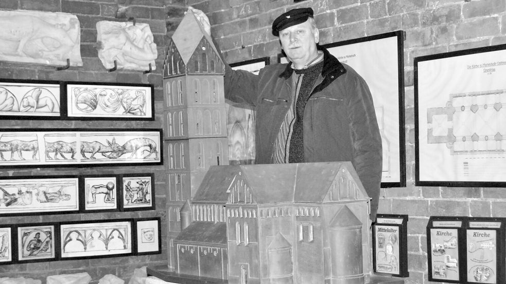 Diese Aufnahme aus dem Jahr 2009 zeigt Roolf Janßen an einem Holzmodell der alten Marienhafer Kreuzkirche im Turmmuseum. Foto: Thomas Dirks