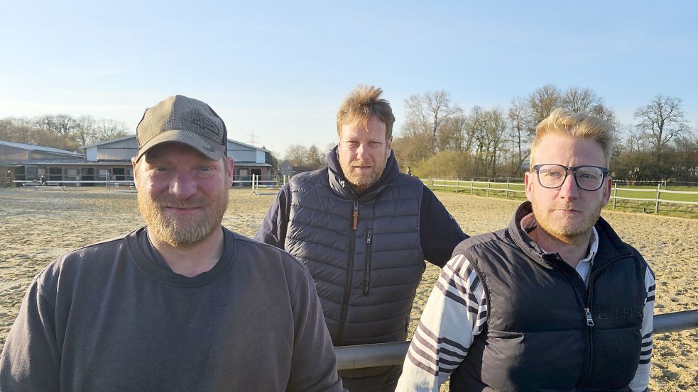 Heiner, Jens und Mark Amelingmeyer vor dem gleichnamigen Hof – hier sind die Brüder gemeinsam aufgewachsen. Foto: Marcel Bechtel