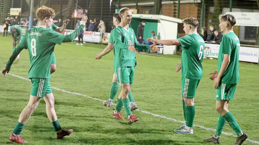 Der Wallinghausener Tim Alberts (Zweiter von rechts) wird für sein Tor zum 3:0-Pausenstand von seinen Mitspielern gefeiert. Foto: Wilfried Gronewold