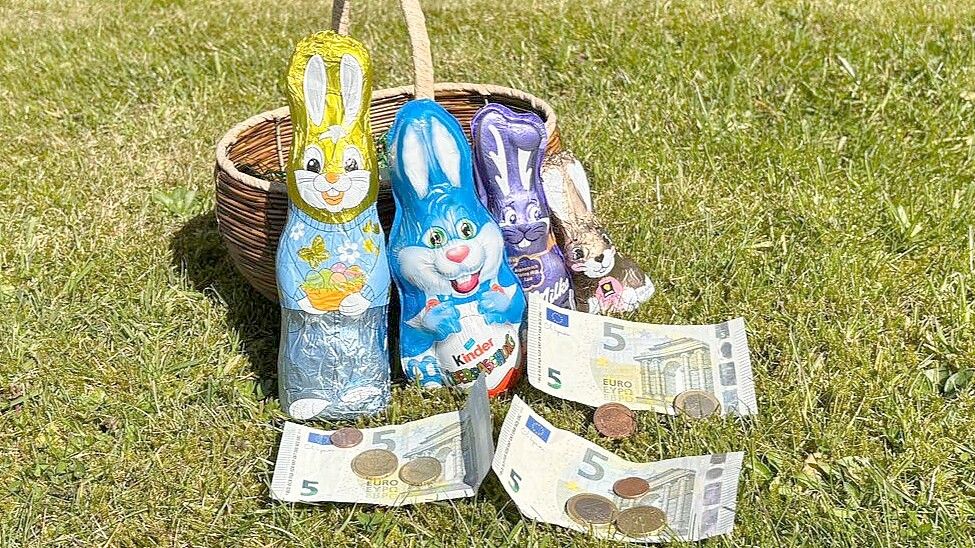 Osterhasen gibt es in zahlreichen Varianten. Für Marken-Produkte müssen Kunden derzeit besonders tief in den Geldbeutel greifen. Foto: Imke Cirksena