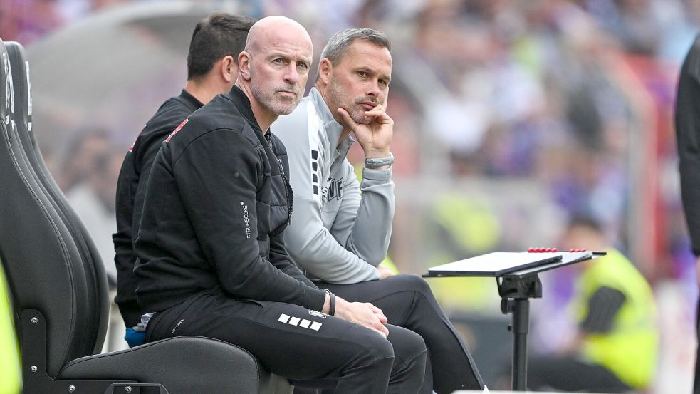 Klagten gegen ihre Kündigung: Die beiden Ex-Trainer des VfL Osnabrück, Marco Antwerpen (links) und Frank Döpper. Foto: Michael Titgemeyer