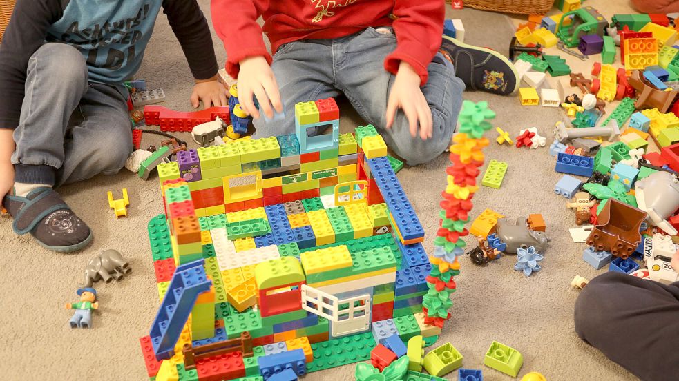 Viele kleine Bausteine sind es, die das Kita-System auch in Ostfriesland an den Rand seiner Belastungsgrenze bringen. Foto: Romuald Banik