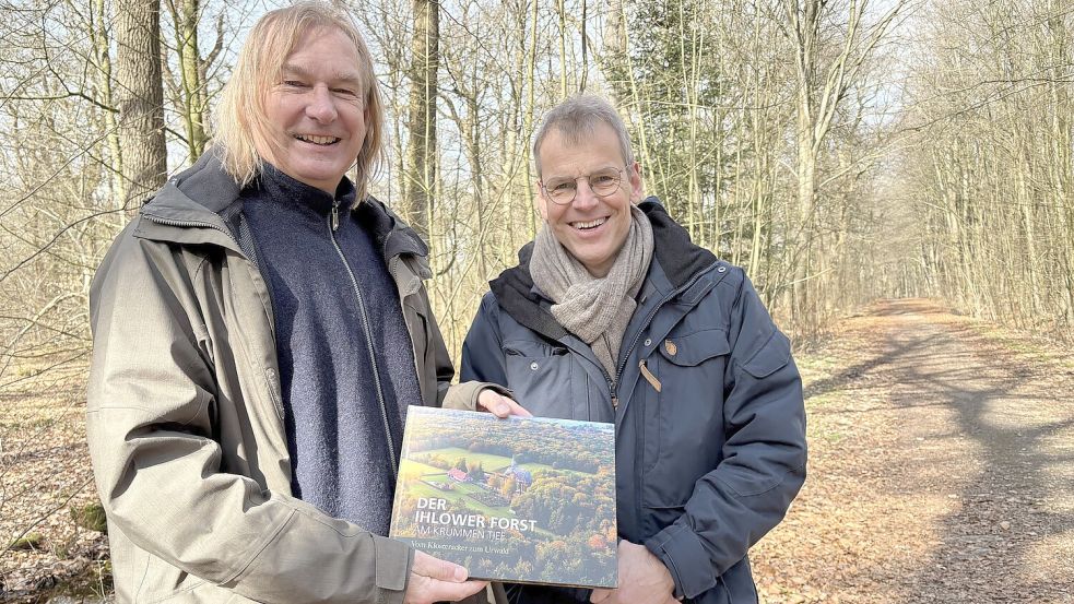 Matthias Bergmann (links) und Boris de Wolf arbeiteten drei Jahre lang an dem Bildband. Der lässt den Betrachter eintauchen in den Ihlower Forst. Foto: Mieke Matthes