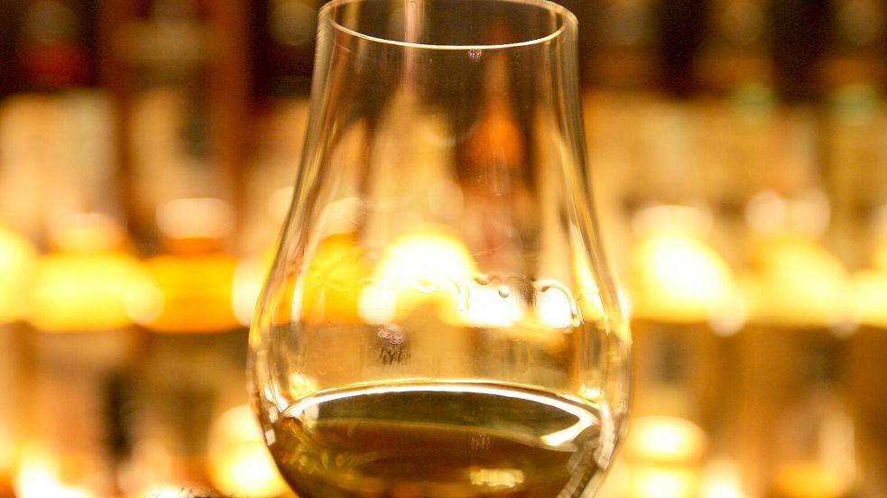 Nur, wo auch wirklich Whiskey, Gin oder Rum drin ist, darf auch mit Whiskey, Gin oder Rum geworben werden. (Symbolbild) Foto: David Cheskin/Press Association/