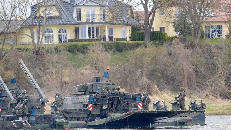 Flüsse und Moore stellen für schwere militärische Fahrzeuge ein Problem dar. Hier bei einer Bundeswehrübung zur Überquerung der Elbe in Sachsen-Anhalt. Foto: Klaus-Dietmar Gabbert/dpa