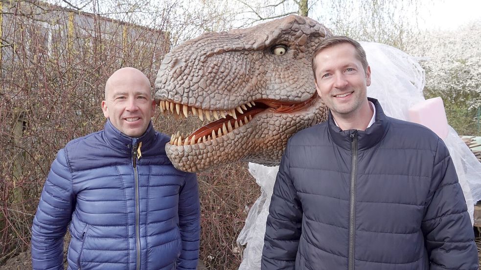 Nico Korte und Phillip Bruelheide vom Zoo Osnabrück packen den ersten Dinosaurier für das „Dinoversum“ aus. Foto: Zoo Osnabrück